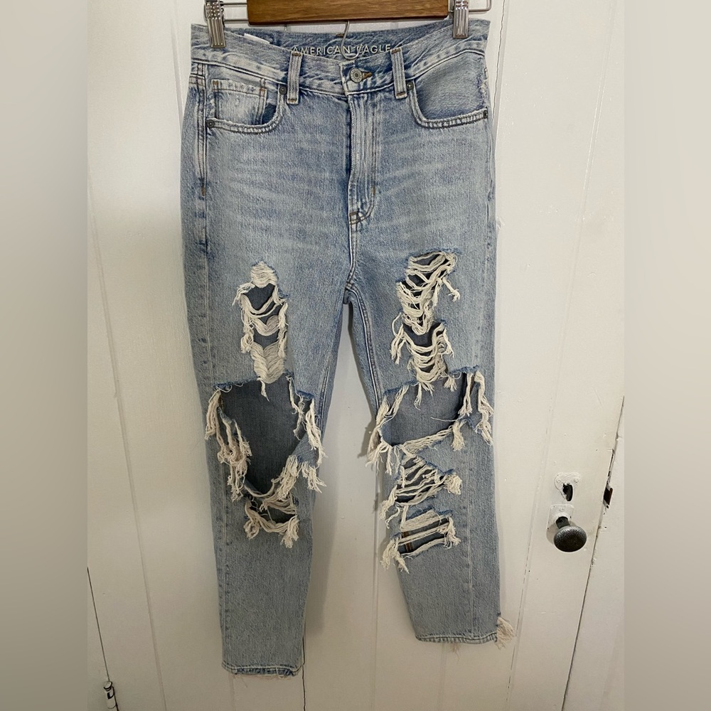 American Eagle Destroyed‎ Mom Jeans Light Wash Size 2 Regular